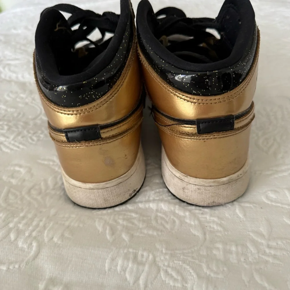 NIKE Air Jordan’s 1 Retro 1 High OG Metallic Gold High Top size 6Y